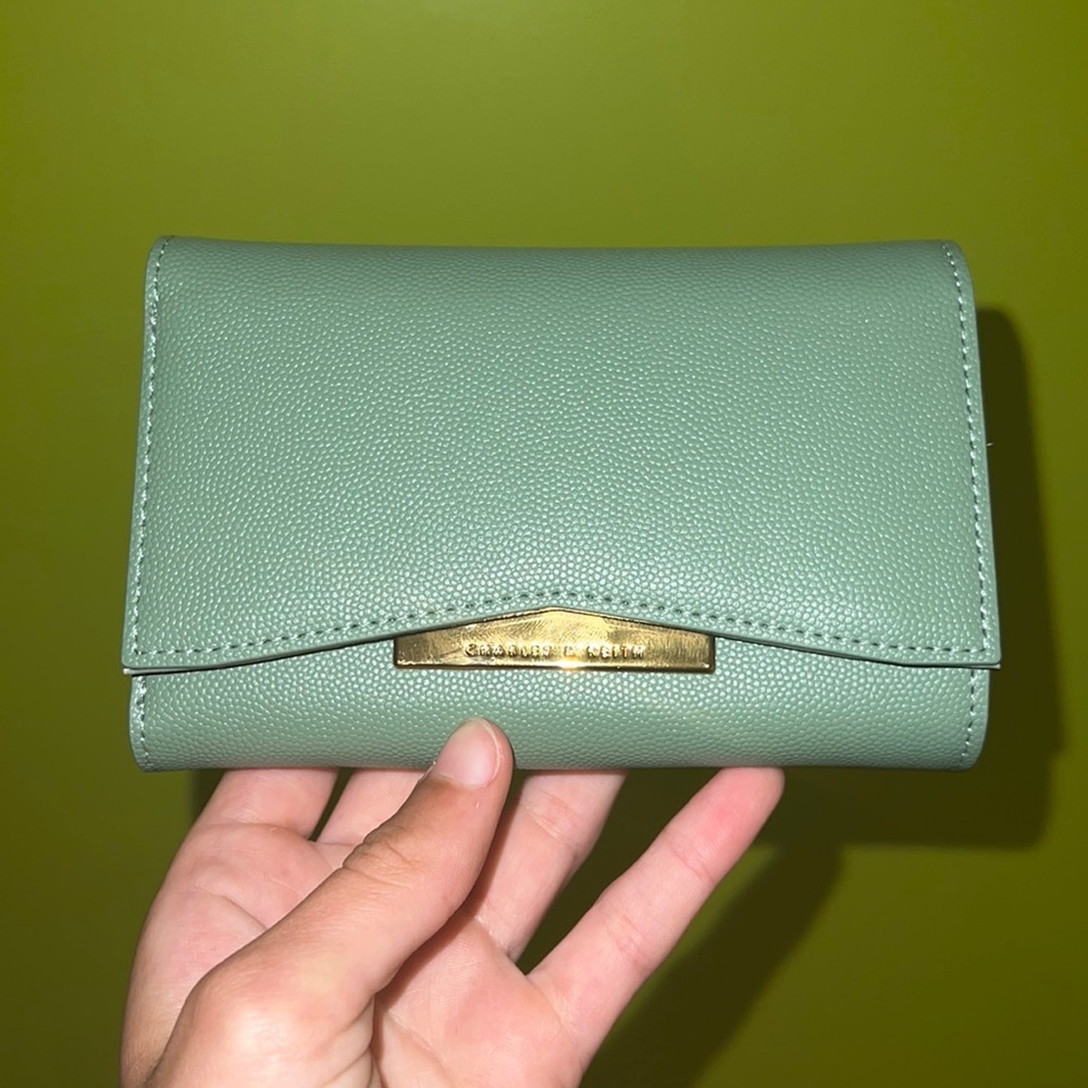 Perfect wallet for any occasion. 💚